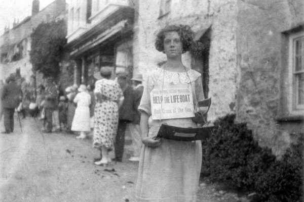 Collecting for the RNLI in 1925