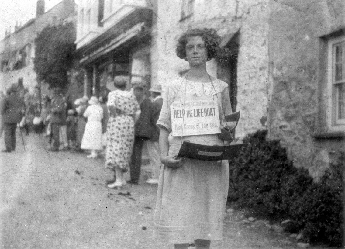 Collecting for the RNLI in 1925